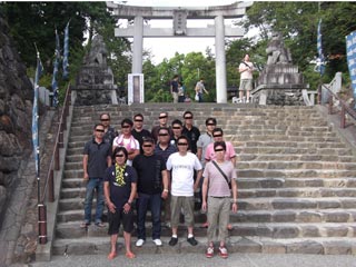 武田神社で記念写真